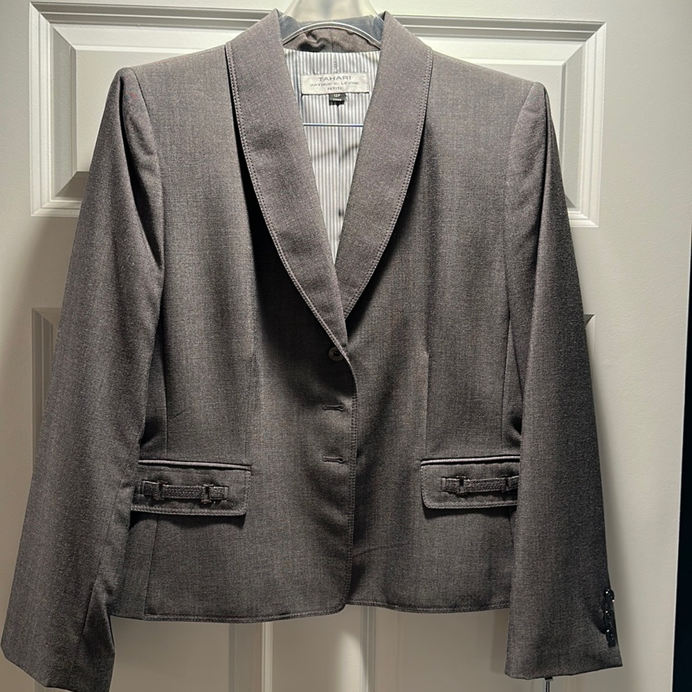 Tahari/Arthur S Levine gray jacket of a women’s suit (jacket only). Sz 12P. NWT.